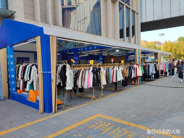 濟南衣架出,租服裝龍門架 促銷臺花車租,賃掛衣桿 商場攤位搭建